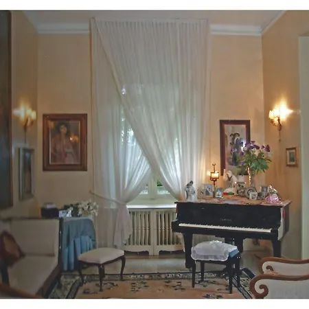 V Bed & Breakfast 4*