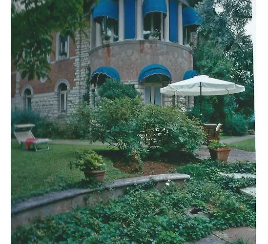 V Bed and Breakfast Μπρέσια